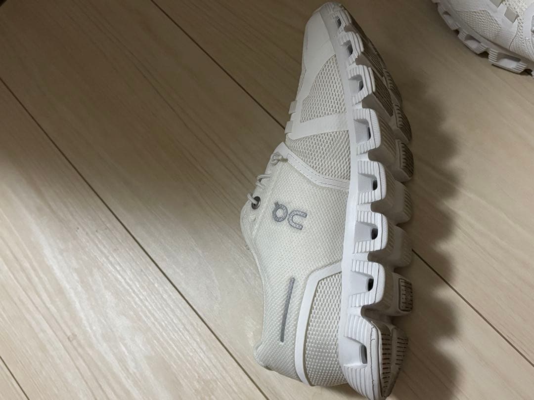 On Cloud ホワイト スニーカー