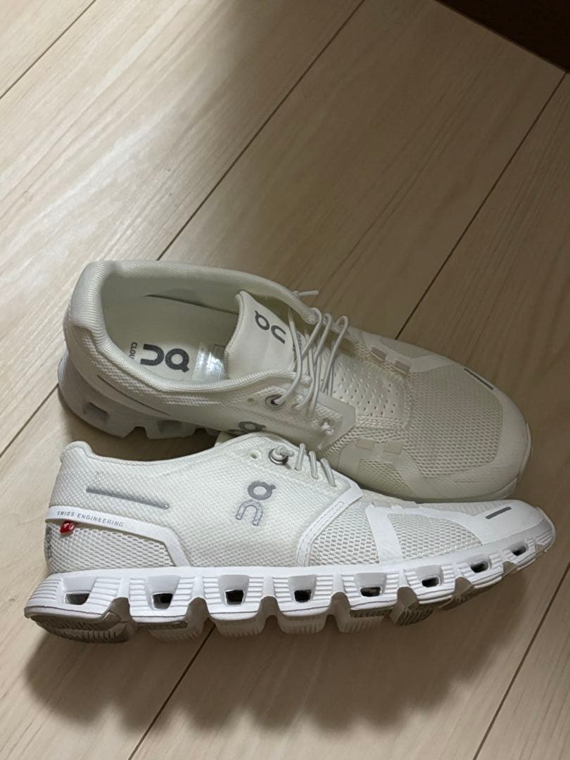On Cloud ホワイト スニーカー