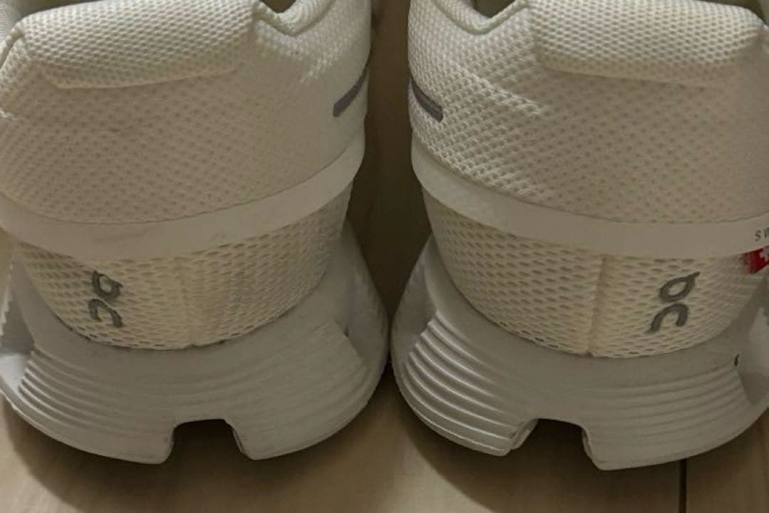 On Cloud ホワイト スニーカー