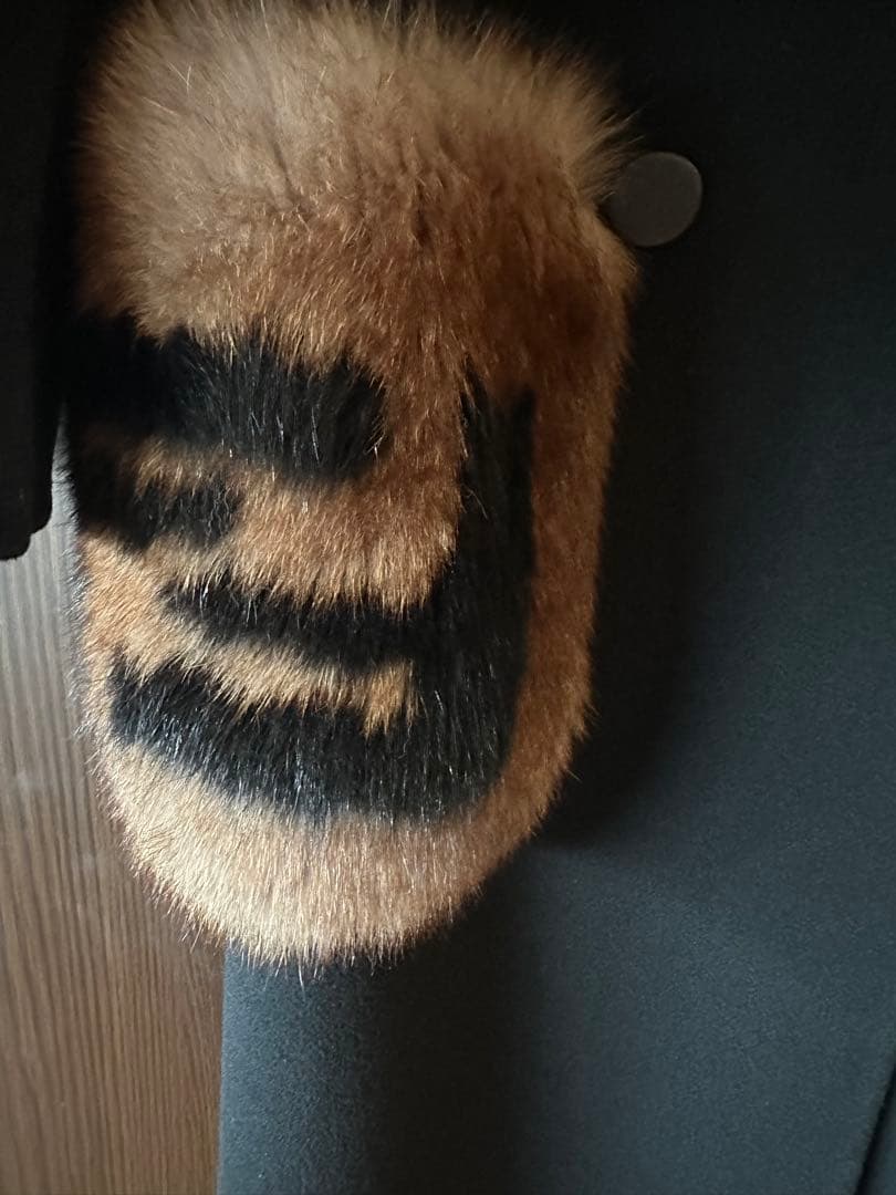 FENDI ブラック チェスターコート ファー付き