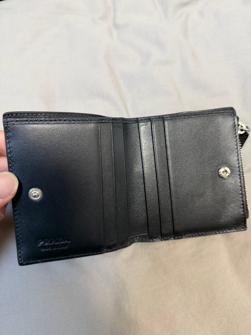 イ*ー様 PRADA ヴィッテロダイノ レザー ミニ財布 ブラック 箱・保存袋付