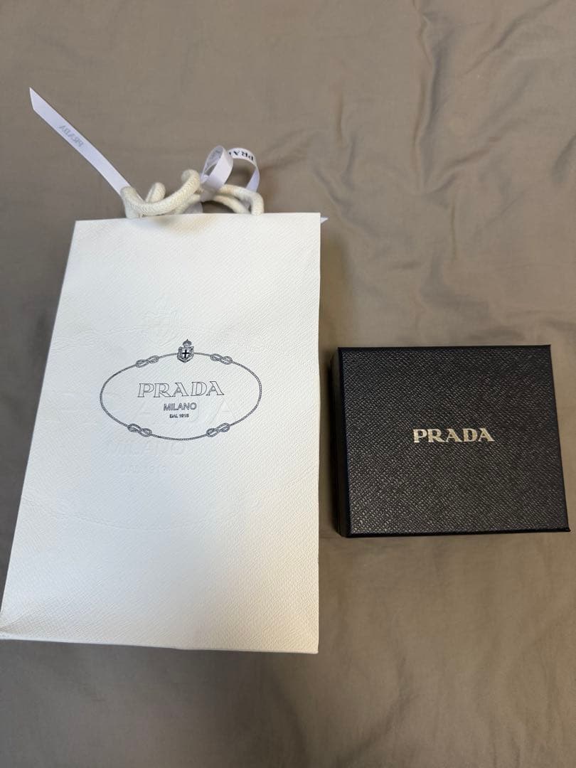 イ*ー様 PRADA ヴィッテロダイノ レザー ミニ財布 ブラック 箱・保存袋付