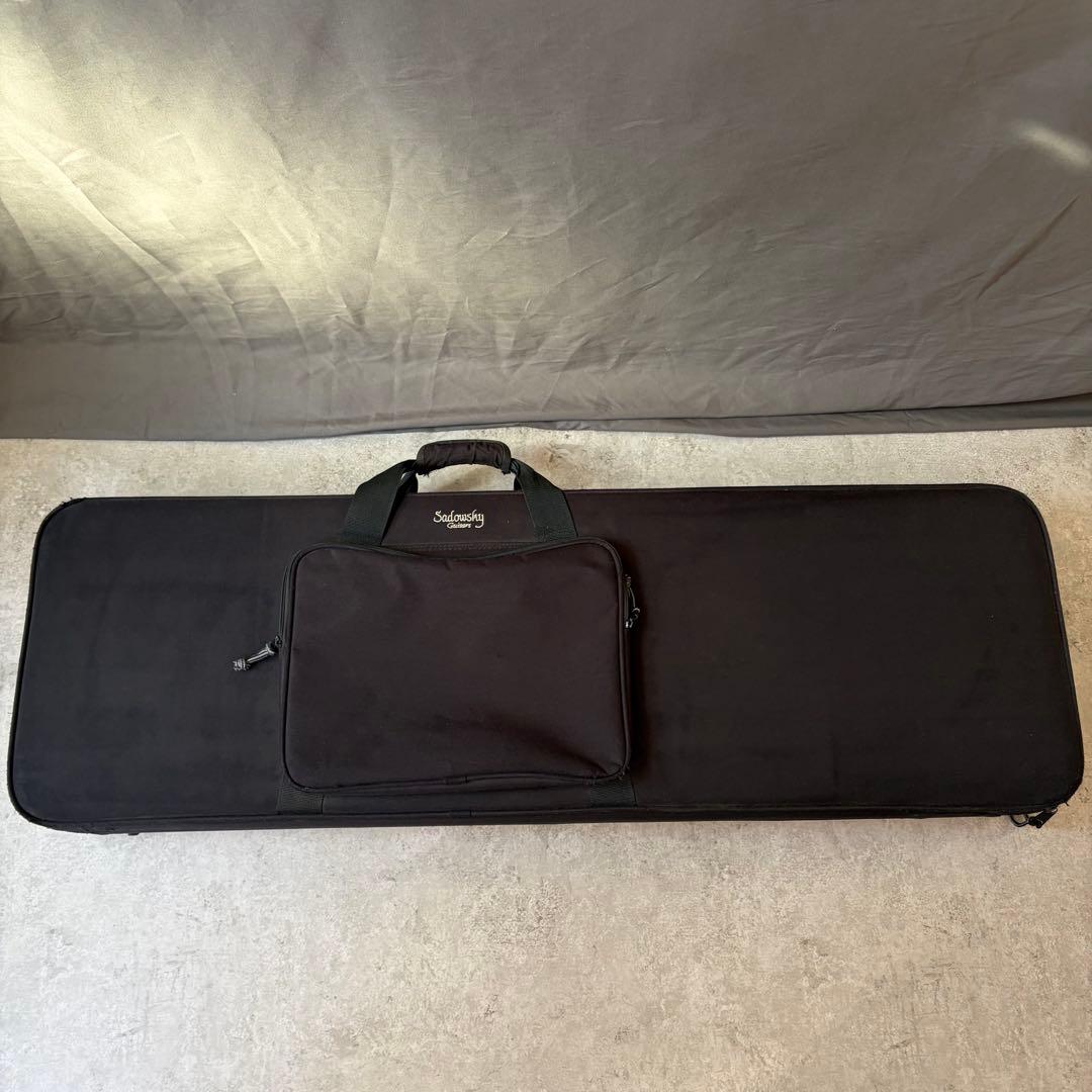 Sadowsky / Metroline UV70 MW5 5弦ベース　レッド