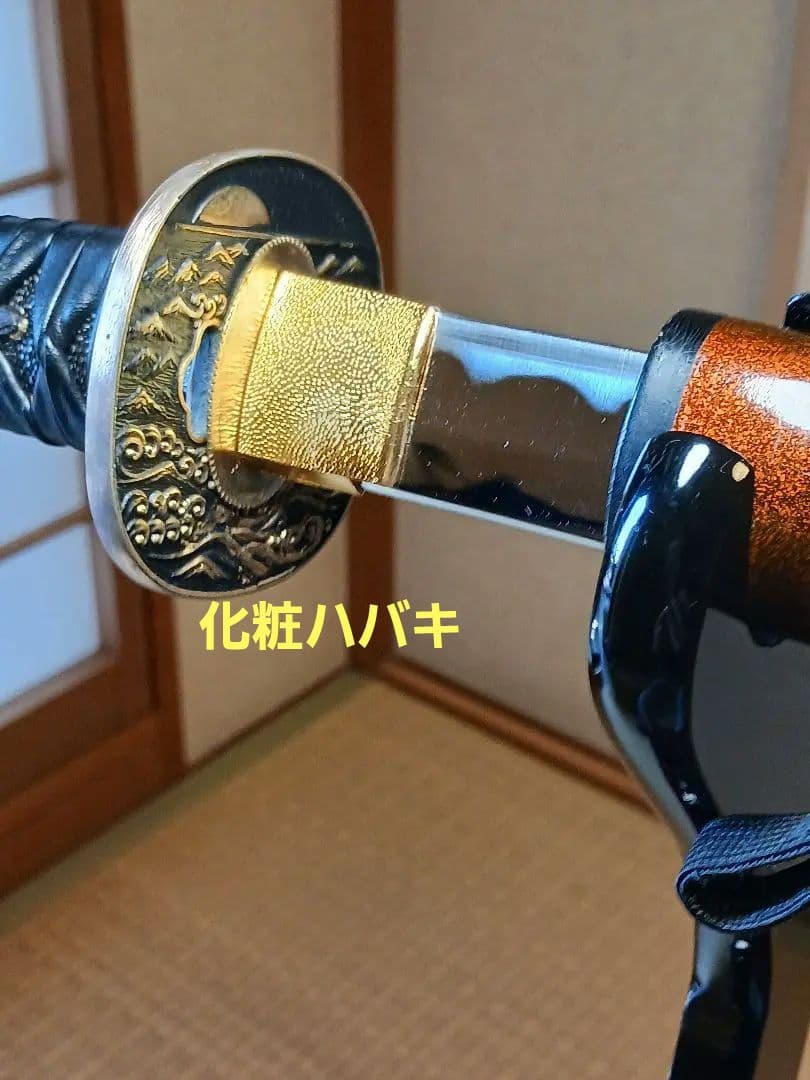 居合前差し用脇差、黒合皮革巻　黒鮫仕、刃紋.乱れ二重刃文　　　金具.勝龍一作