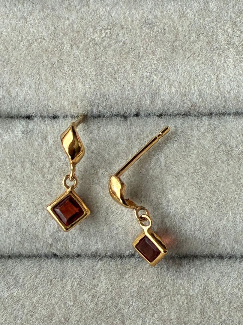 ミモザ　K18YGガーネットピアス 18金