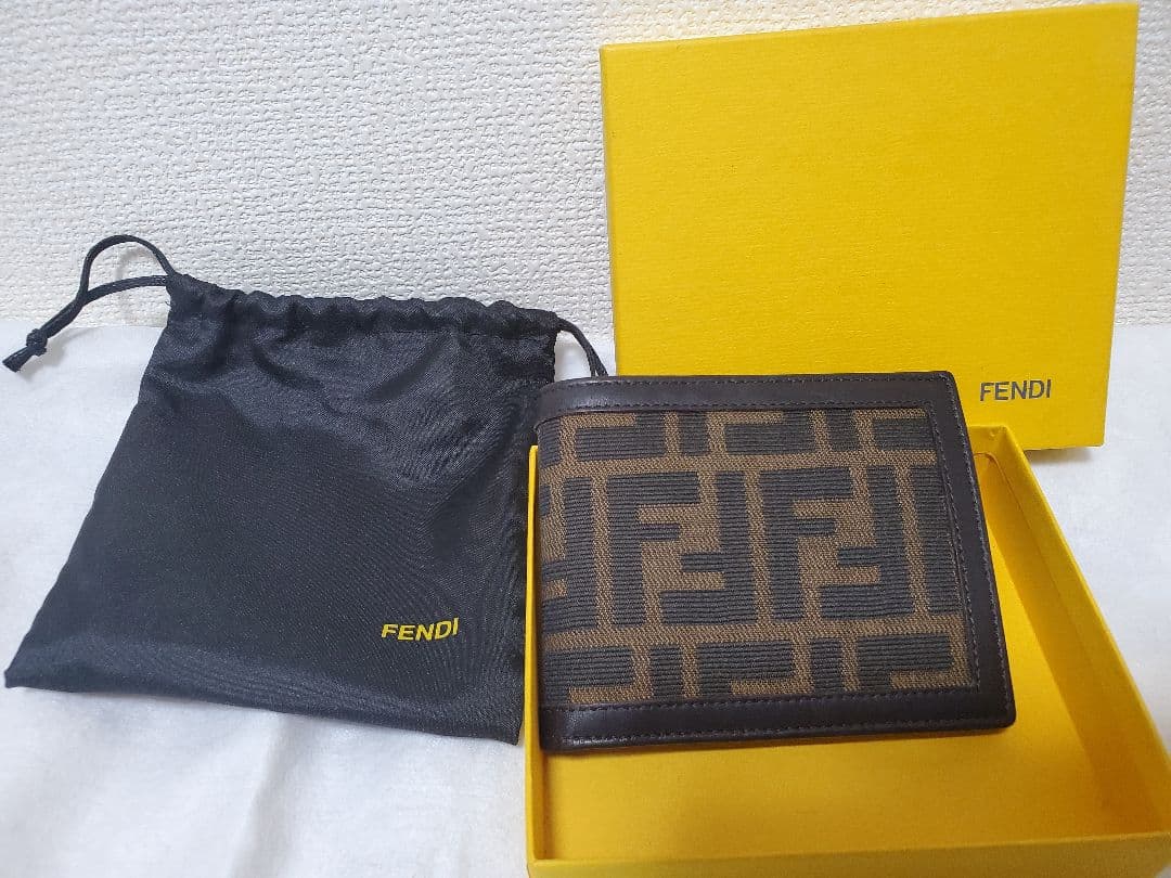 【美品】FENDI 二つ折り財布 ブラウン/ブラック 箱 保存袋付き
