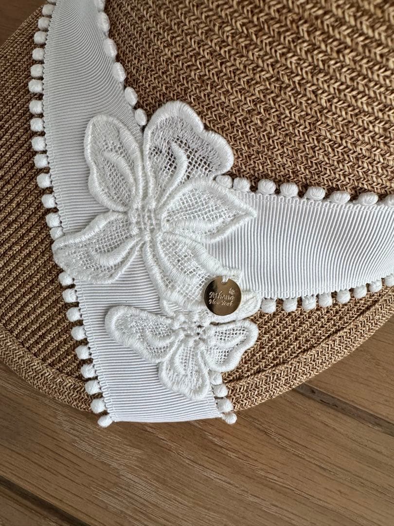 新品未使用2024ATHENA New Yorkベージュ麦わら帽子 花の刺繍付き