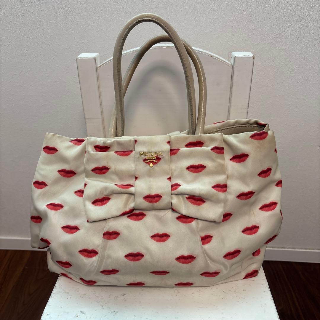 PRADA 青山店限定リップ柄トートバッグ