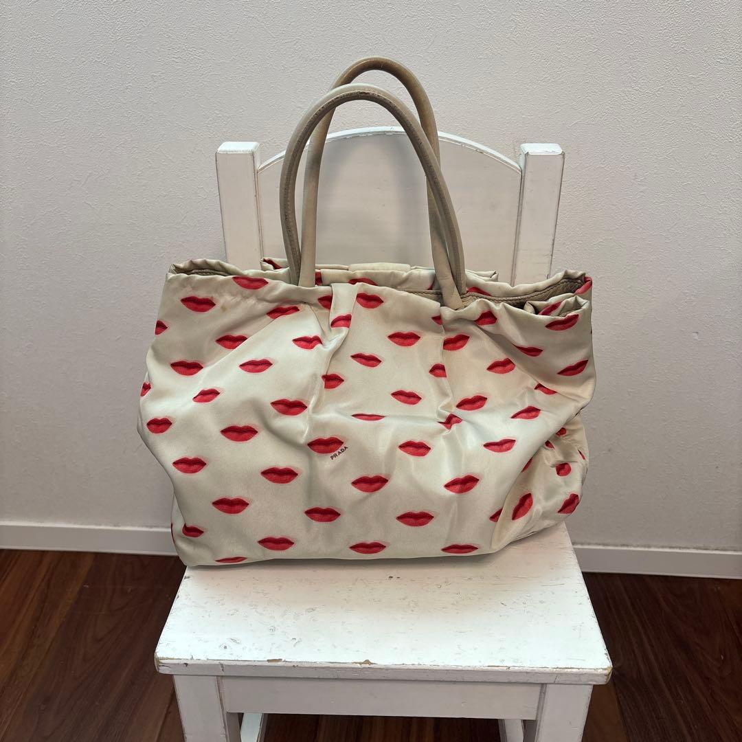 PRADA 青山店限定リップ柄トートバッグ