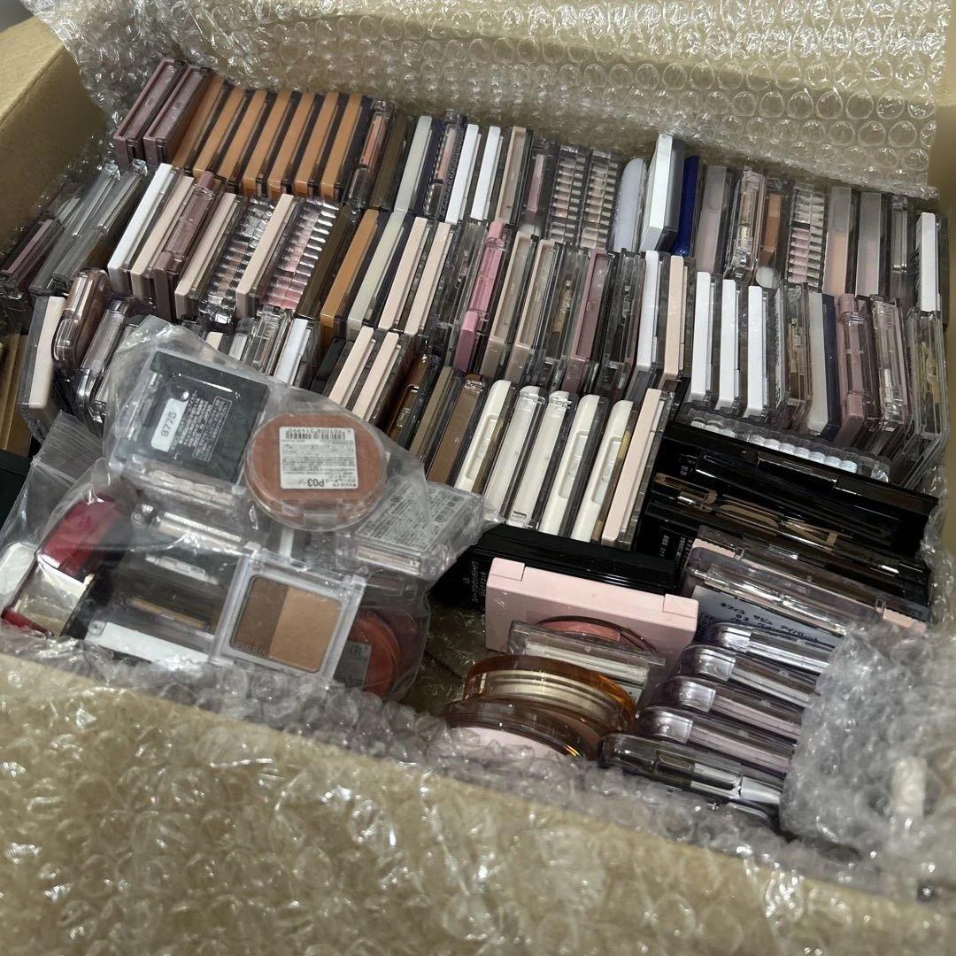 アイシャドウ、チーク等　まとめ売り　130点以上