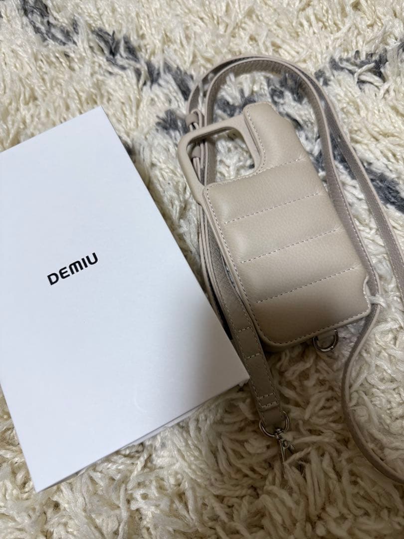 美品 早い者勝ち！BALLON iPhone 16 Pro ベージュ ストラップ