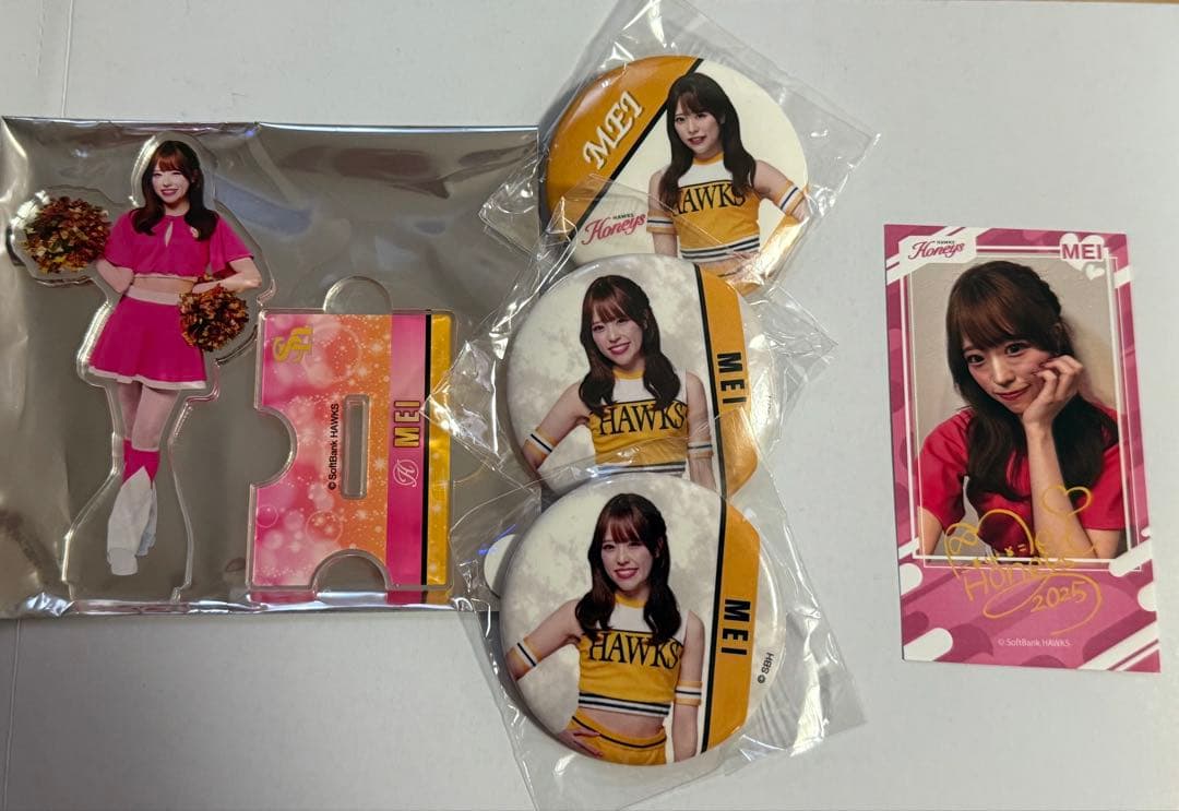 若鷹ガチャ ハニーズ MEI 缶バッジ アクスタ自撮りチェキ風ステッカーセット
