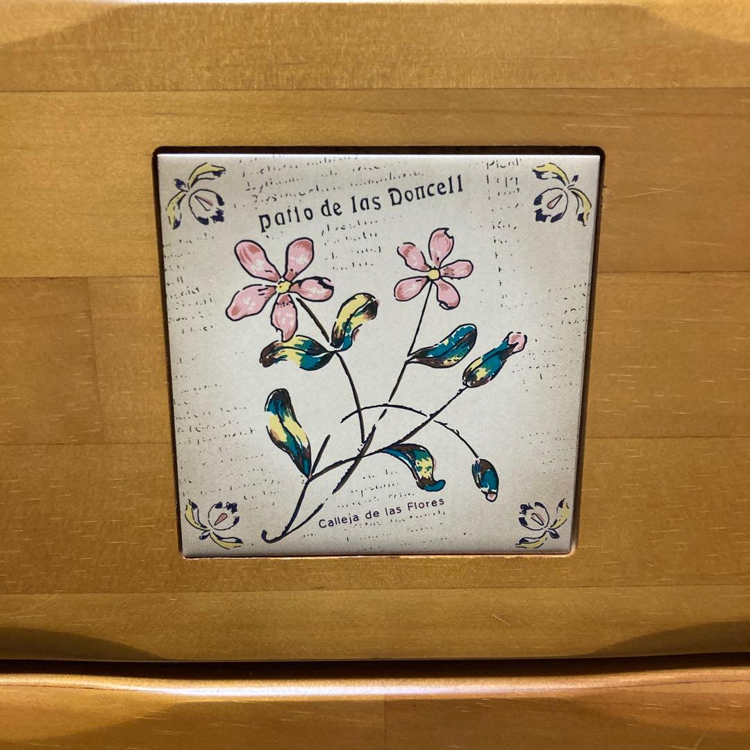 木製チェスト 7段9引き出し 花の装飾付き