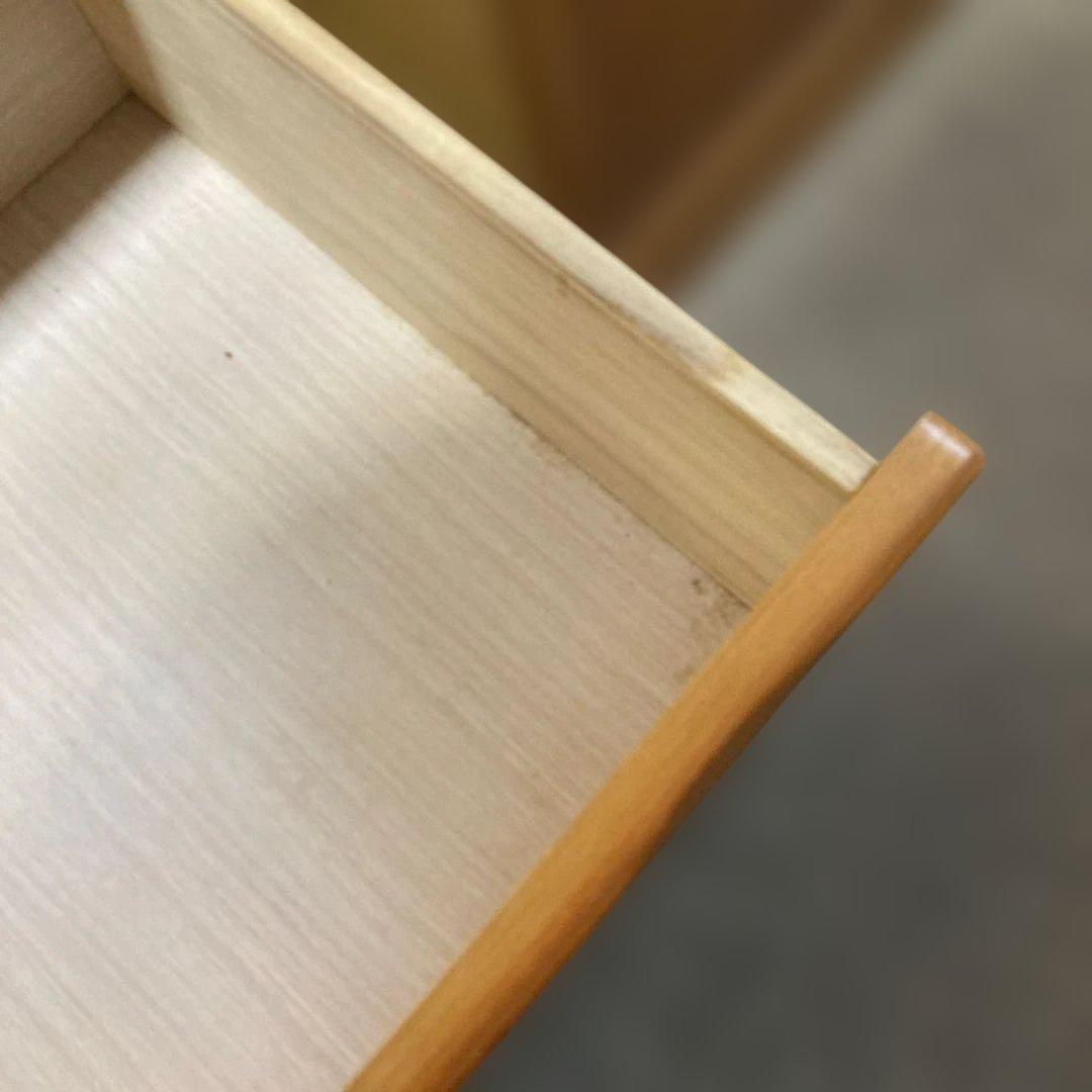 木製チェスト 7段9引き出し 花の装飾付き