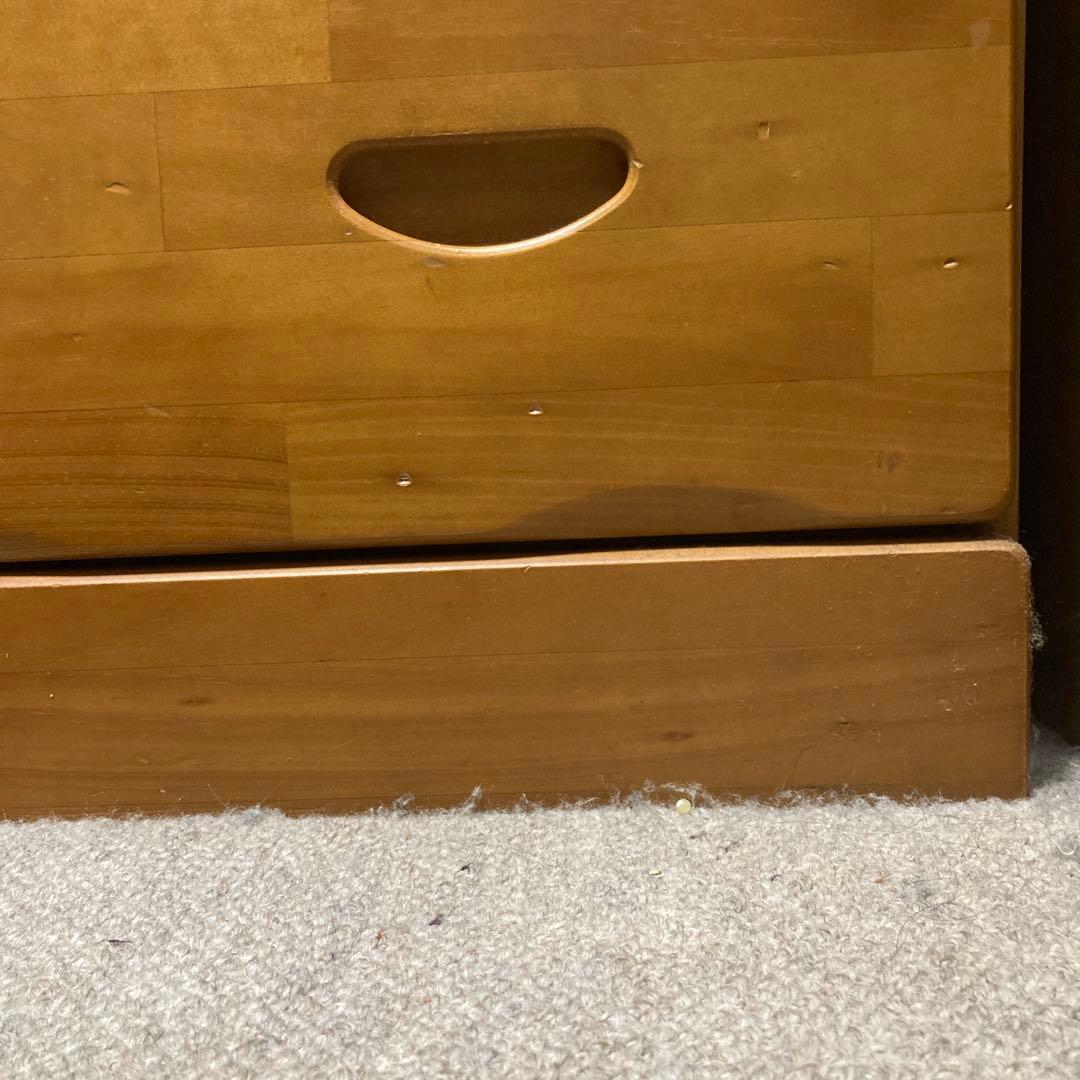 木製チェスト 7段9引き出し 花の装飾付き