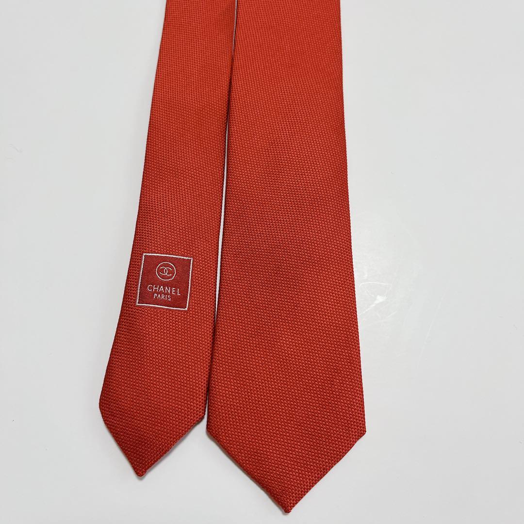 美品 シャネル ネクタイ ハイブランド ソリッドタイ 無地 光沢 希少 細身 赤