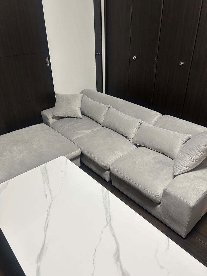 グレー L字型ソファ 5つのクッション付き