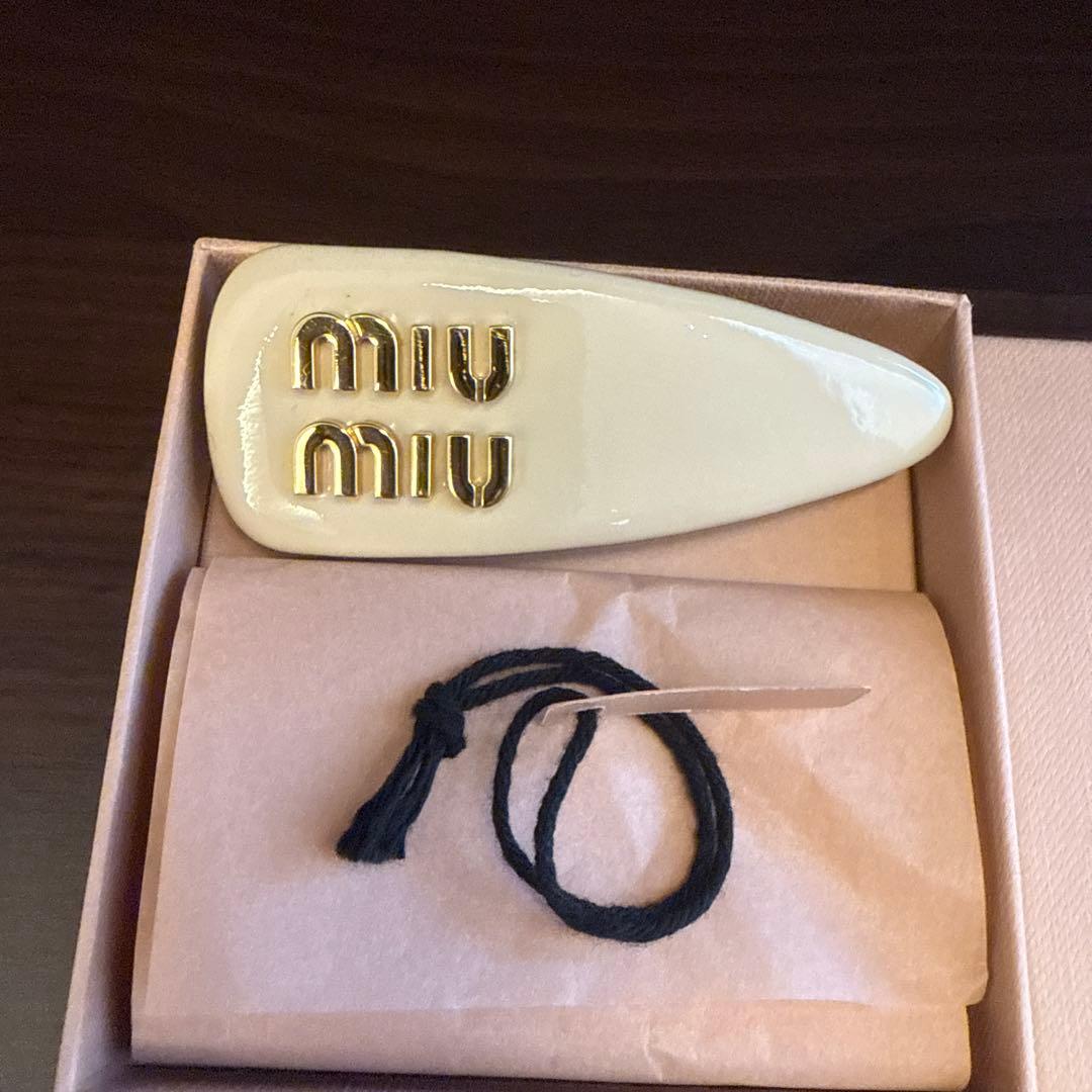緑茶　MIU MIU ヘアピン アイボリー