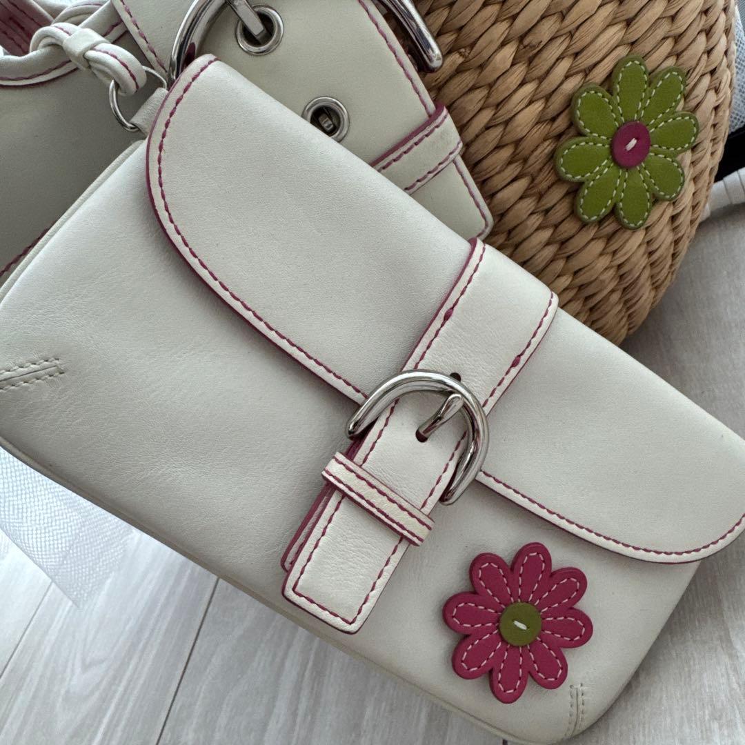 yuki 　COACH 花モチーフ付きベージュかごバッグ