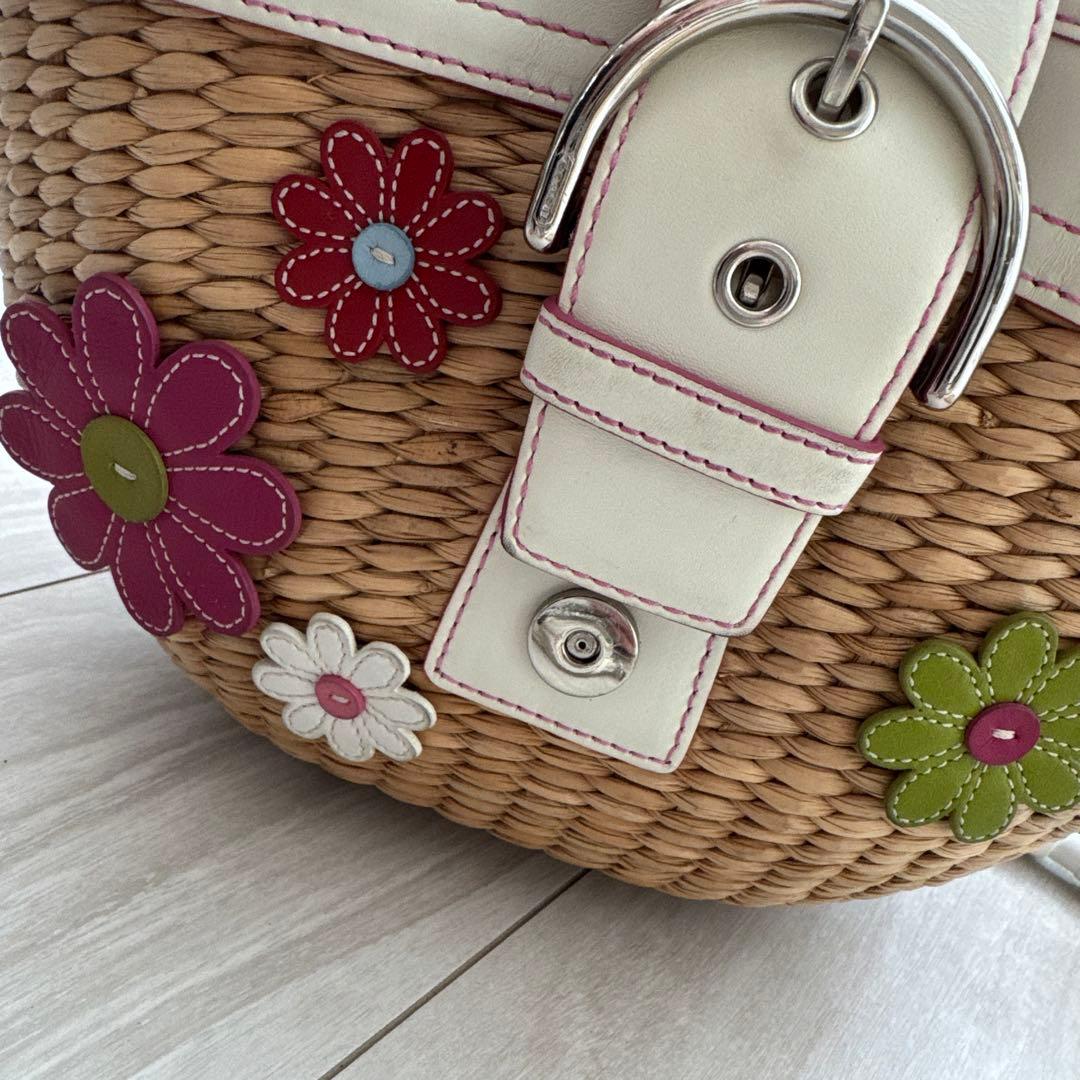 yuki 　COACH 花モチーフ付きベージュかごバッグ