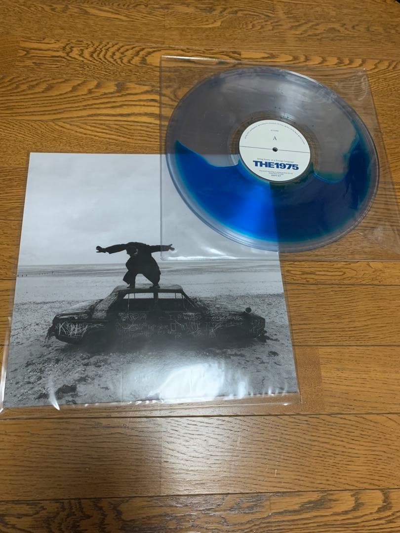 The 1975 ブルーリキッド入り限定LPレコード