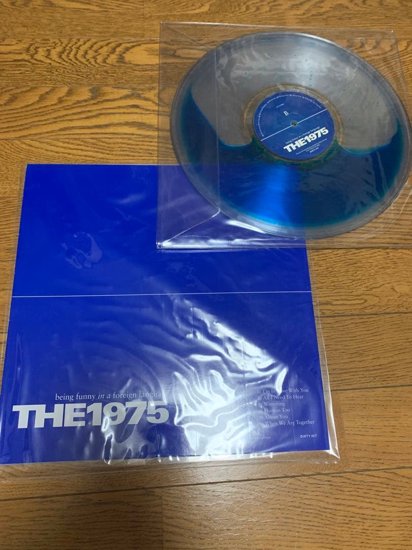 The 1975 ブルーリキッド入り限定LPレコード