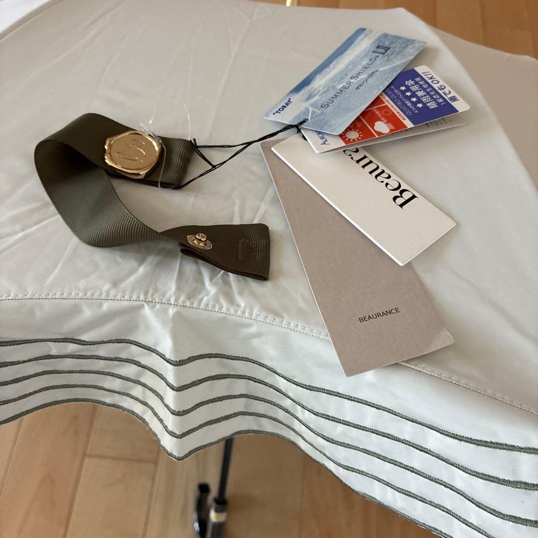 ビューランス　持ち手付き晴雨兼用日傘　ホワイト×カーキライン刺繍