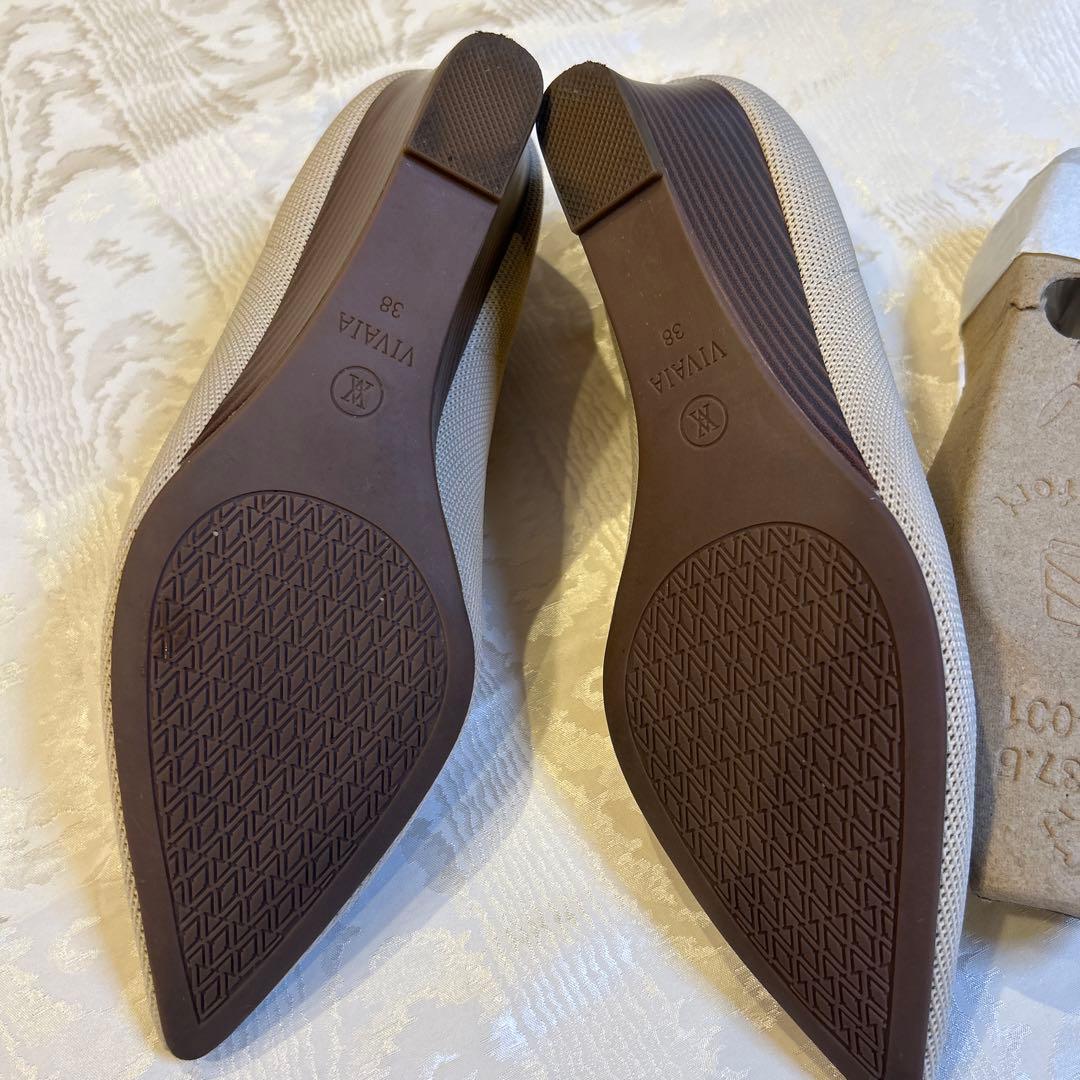 VIVAIAベージュ ポインテッドトゥシューズ