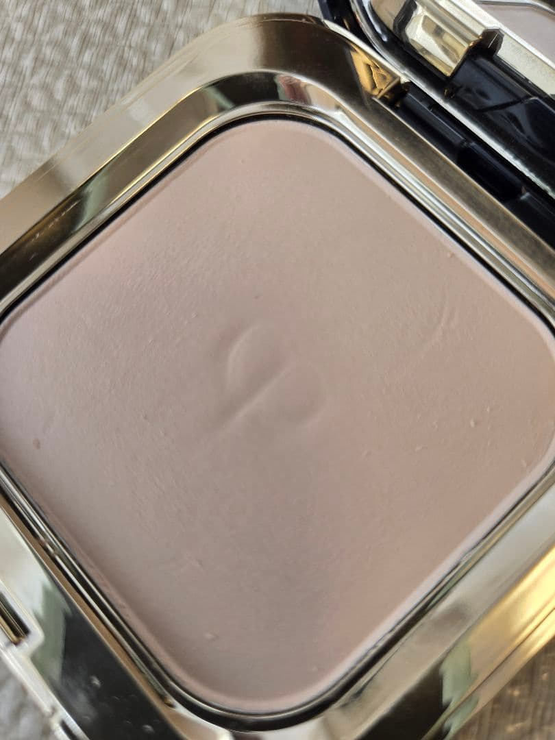 クレ・ド・ポー　ボーテ　プードルコンパクトエサンシエルn　本体【パフ未使用】