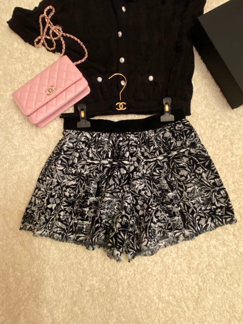お値引き❣️CHANEL，希少シャネルベロア素材ホットパンツ