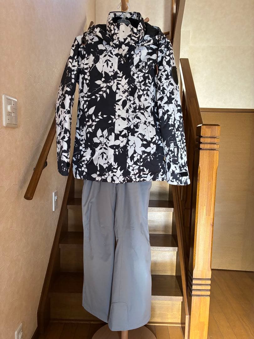 オンヨネ　女性用スキーウェア 花柄