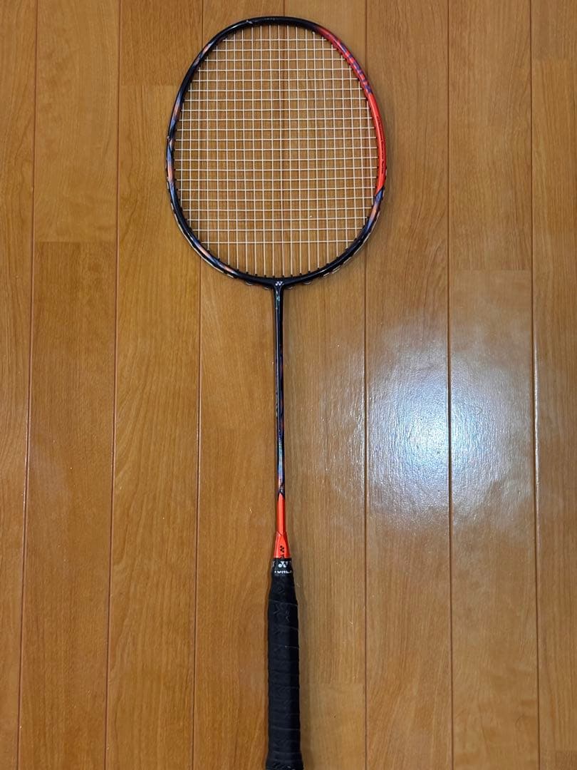 アストロクス77プロ 4U G5 バドミントンラケット 黒/オレンジ