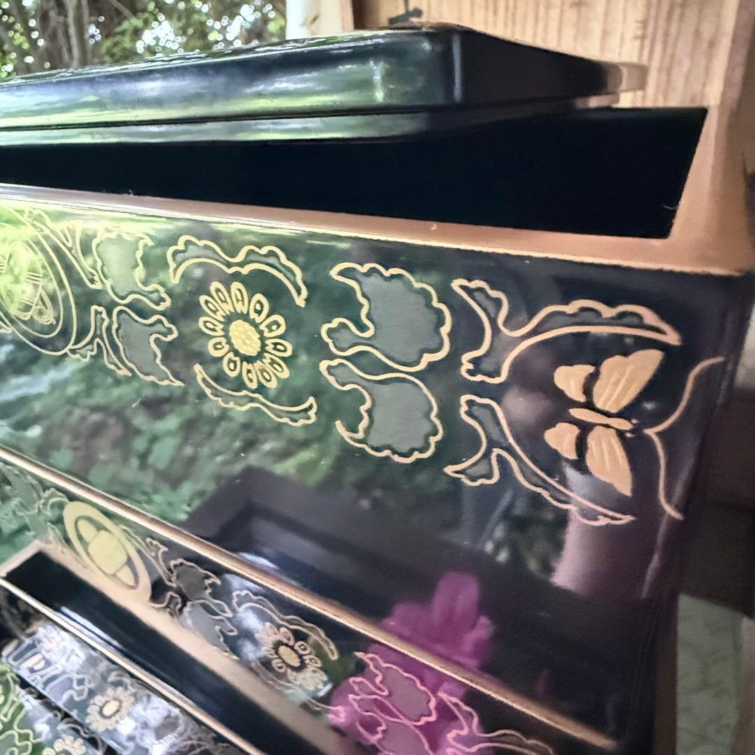 2167様感謝‼️JAPAN蒔絵鷹の羽家紋と蝶鳥花五段重二枚蓋と重ね盆二枚木箱入