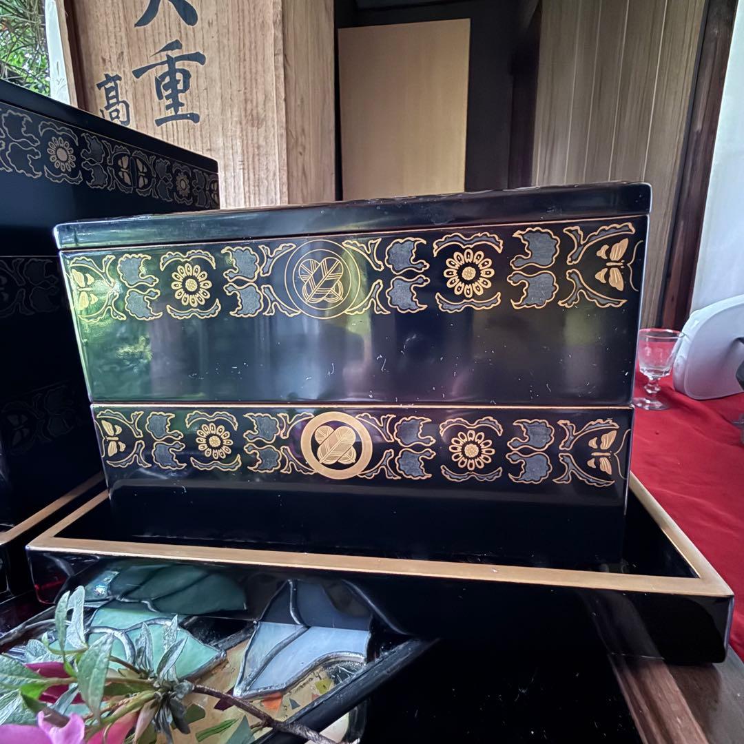 2167様感謝‼️JAPAN蒔絵鷹の羽家紋と蝶鳥花五段重二枚蓋と重ね盆二枚木箱入