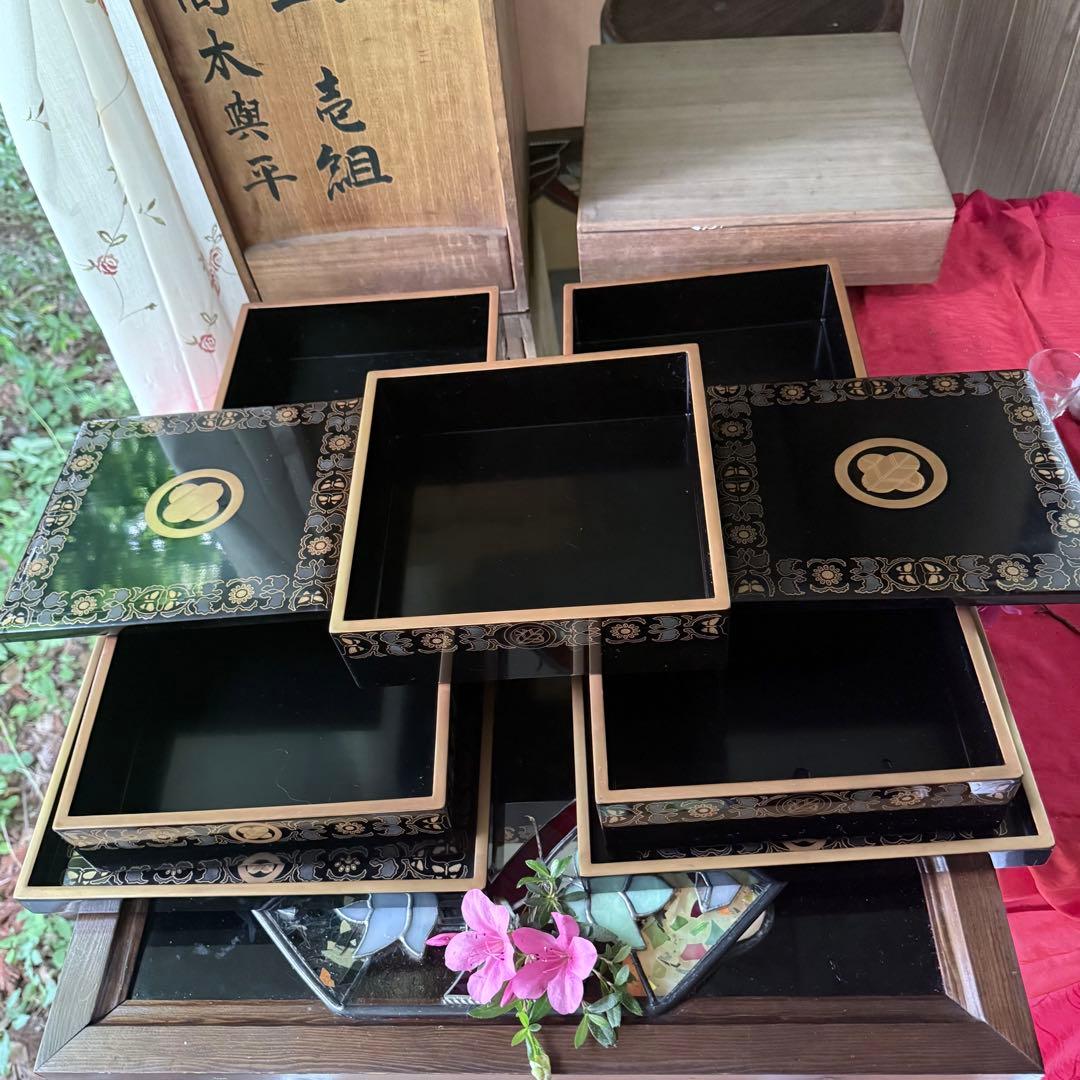 2167様感謝‼️JAPAN蒔絵鷹の羽家紋と蝶鳥花五段重二枚蓋と重ね盆二枚木箱入