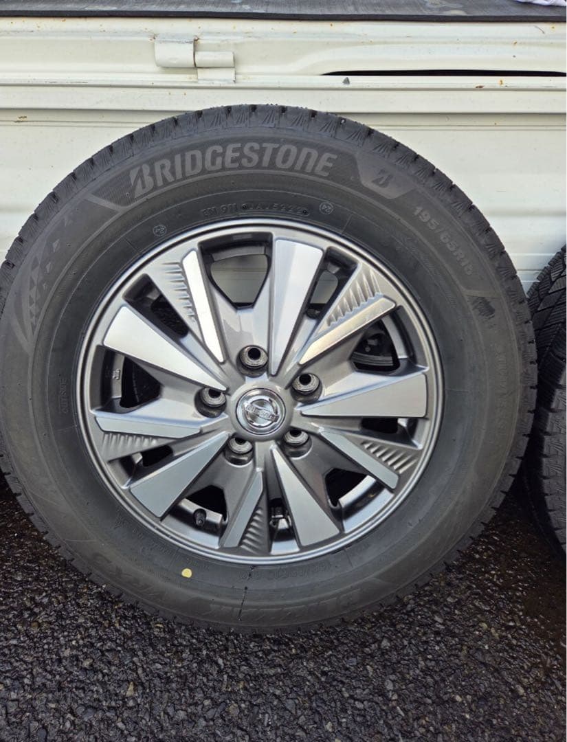 専用　ブリヂストン BLIZZAKスタッドレスVRX3 セレナC27195/65