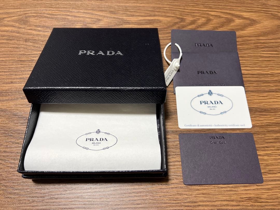 PRADA 折財布