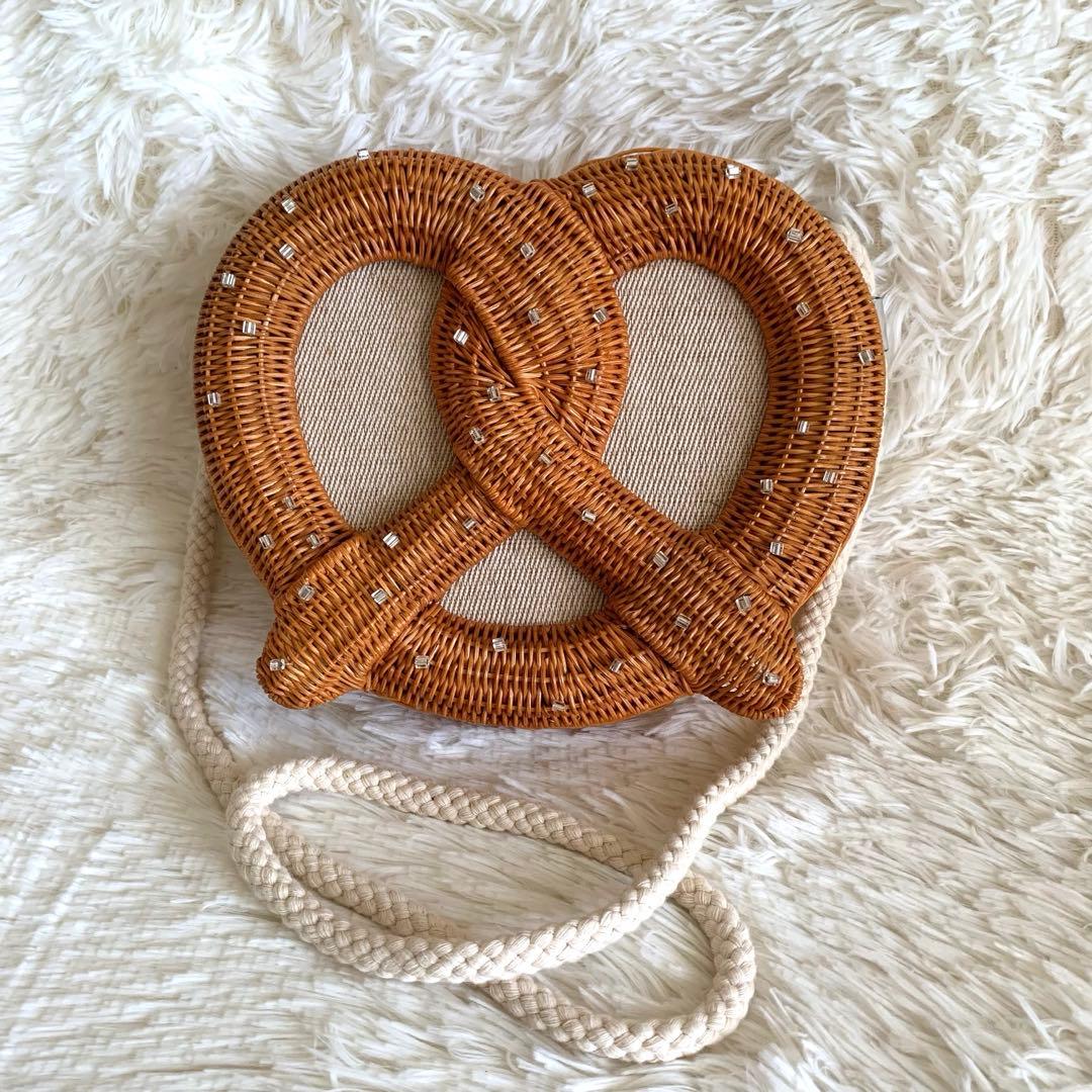 accommode プレッツェルショルダーバッグ プレッツェル