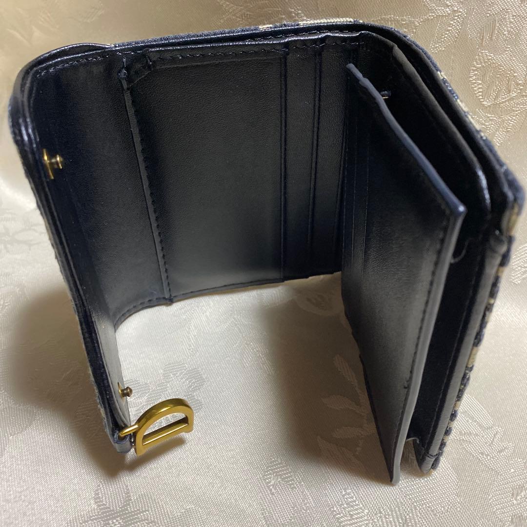 ロゴパターン 三つ折り財布