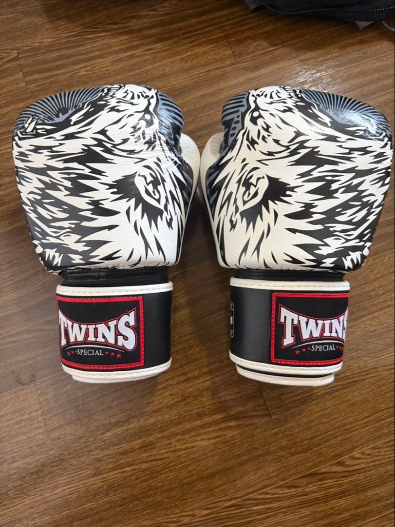 希少柄　ドラゴンシリーズ　TWINS ボクシンググローブ 14 OZ
