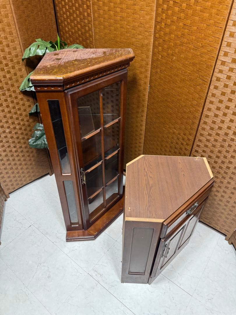 アンティークコーナーカップボード