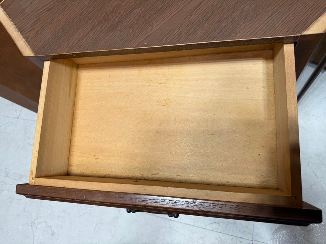 アンティークコーナーカップボード