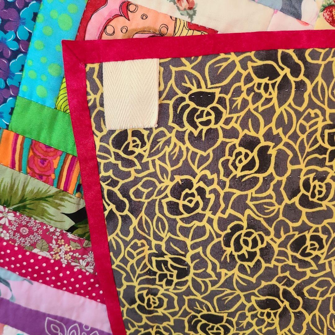 カラフルなパッチワーク タペストリー