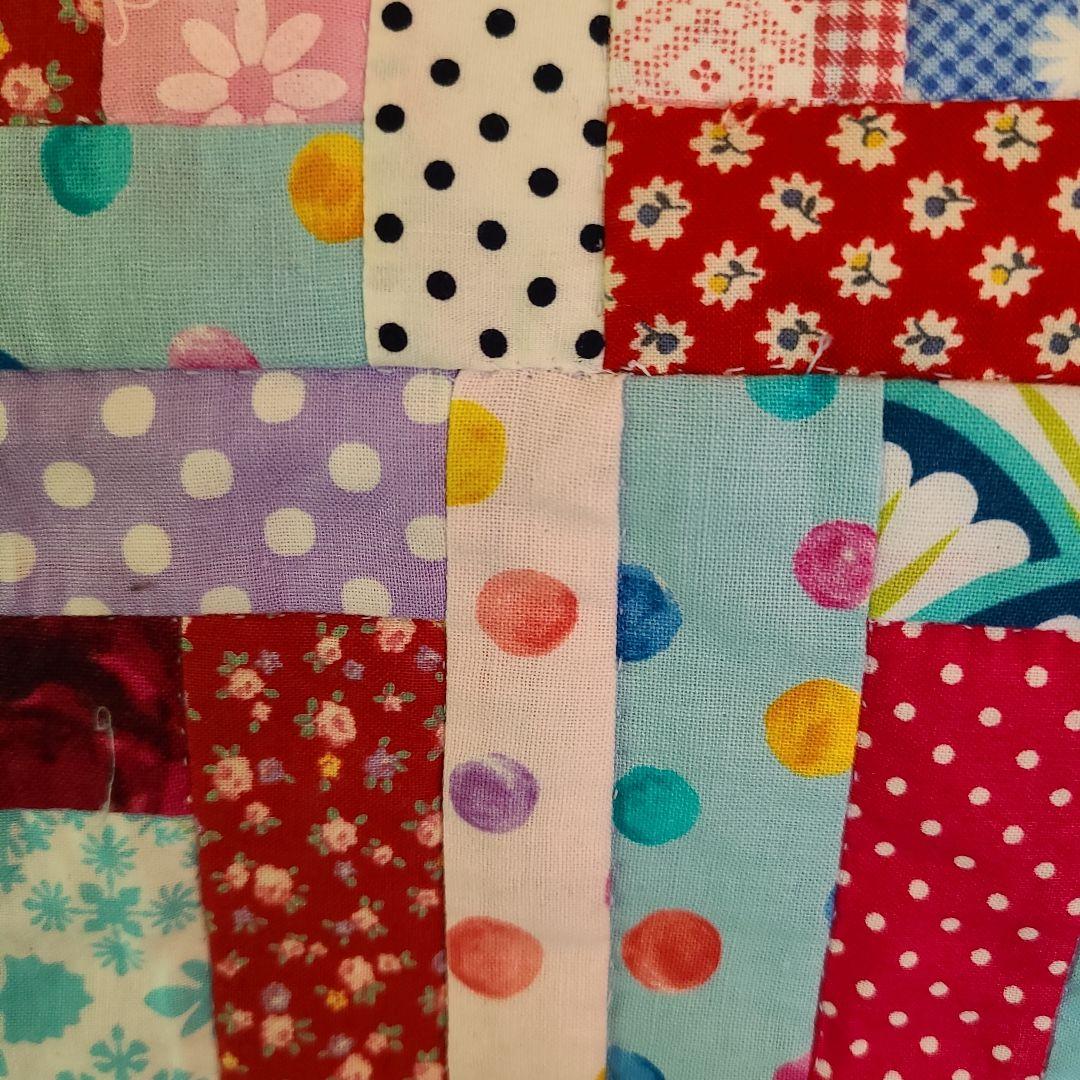 カラフルなパッチワーク タペストリー