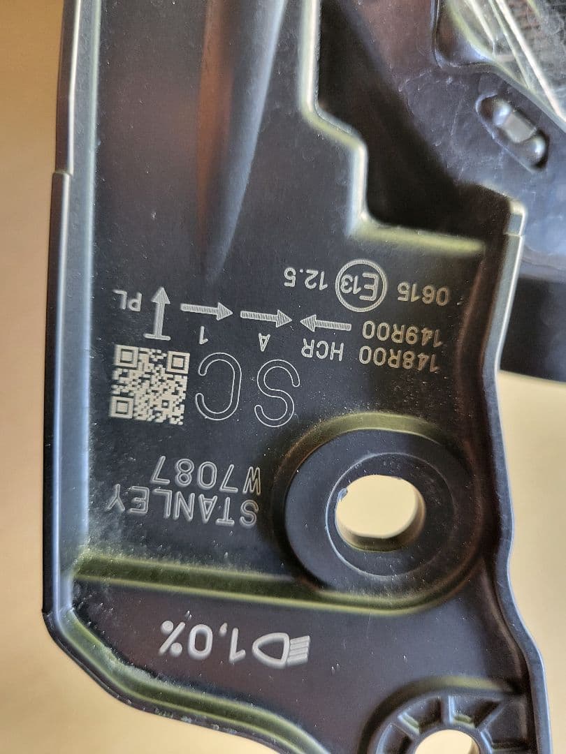 スズキスイフト　右側LEDヘッドライト