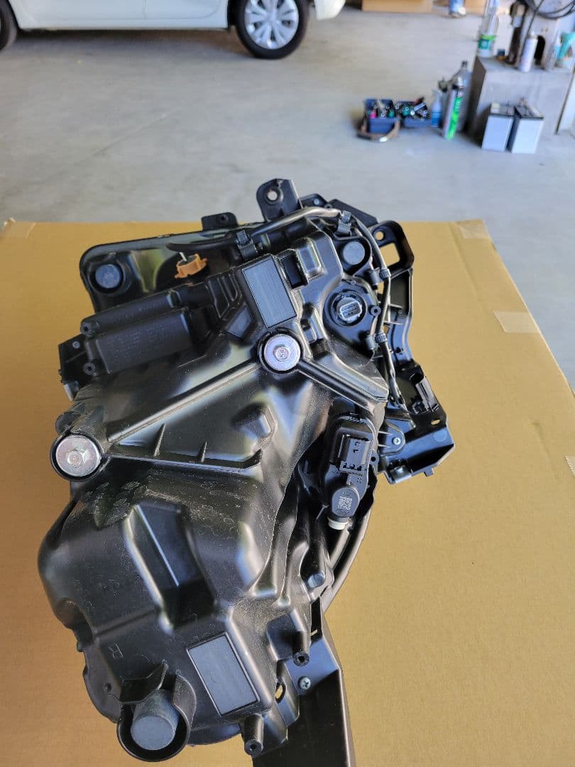 スズキスイフト　右側LEDヘッドライト