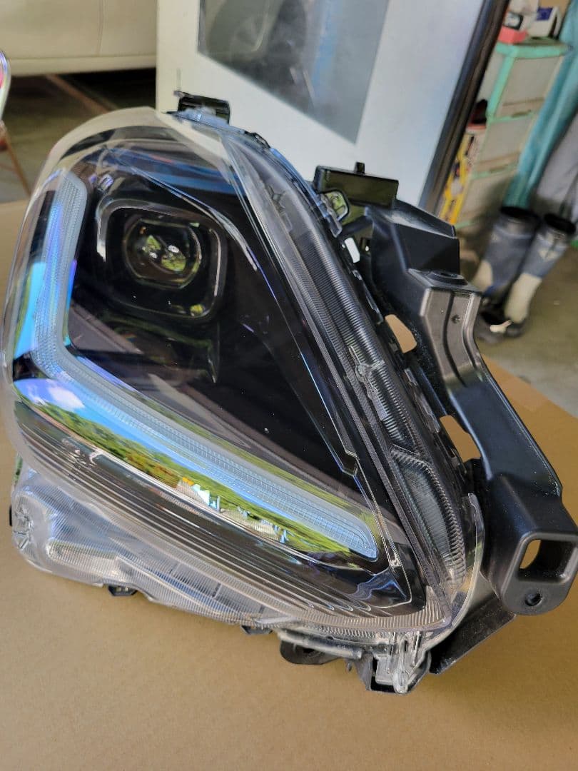 スズキスイフト　右側LEDヘッドライト