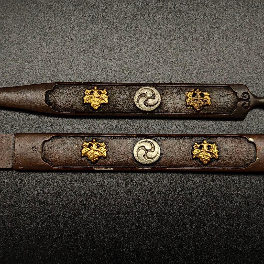 日本刀装具　小柄　笄　家紋の図　五三の桐　三巴の紋　銅地　絵金銀　刀剣美術