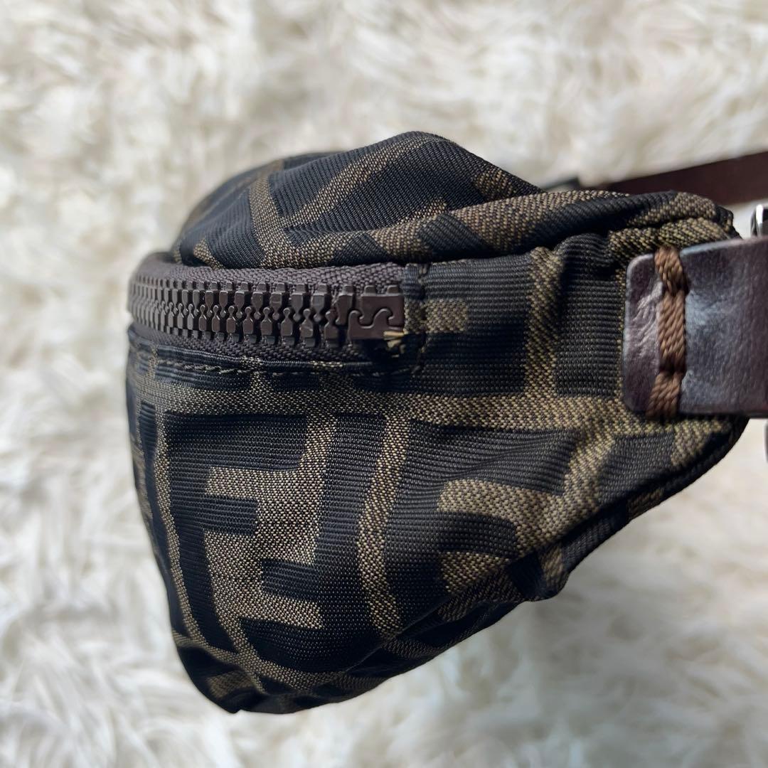 FENDI ショルダーバッグ ナイロン 本革 ズッカ柄 ロゴ型押し ブラウン