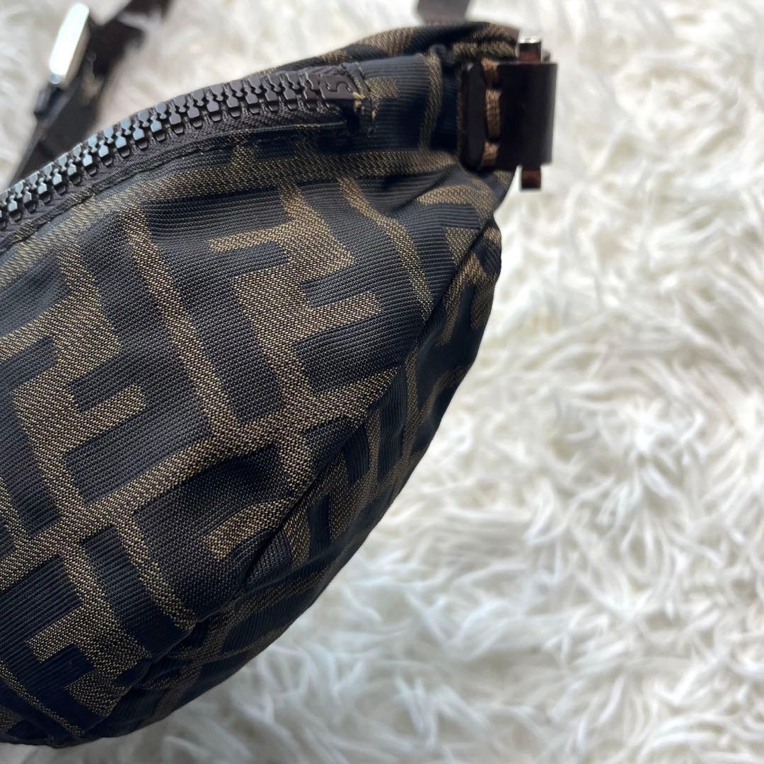 FENDI ショルダーバッグ ナイロン 本革 ズッカ柄 ロゴ型押し ブラウン